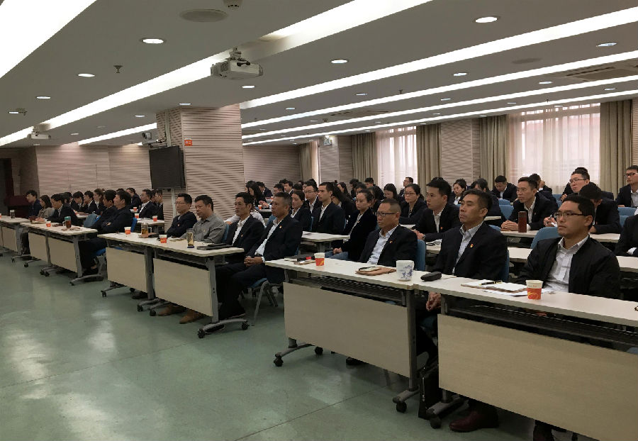 上饒銀行黨委組織集中觀看十九大開幕式1 .jpg